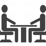 Due persone durante un colloquio