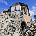 Un'immagine di abitazioni distrutte dal terremoto