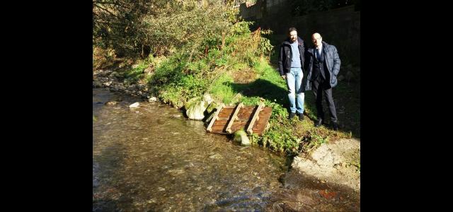 Il sindaco Andrea Bonfanti assieme al presidente del Consorzio Ismaele Ridolfi sul torrente Vinciola