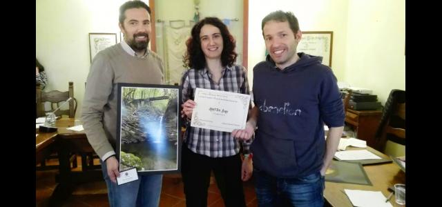 Il sindaco Andrea Bonfanti e l'assessore al turismo Beatrice Gambini premiano il vincitore Matteo Bini
