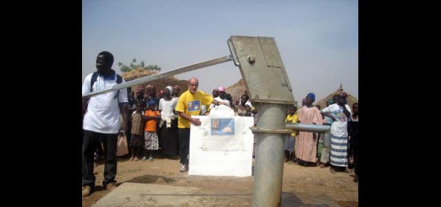 Francesco Francesconi del Gruppo Missionario Volontario “La Fonte del Sorriso” davanti al pozzo realizzato nel Comune di Pissila in Burkina Faso